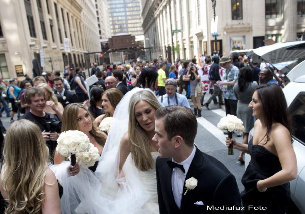 Fotografia unei mirese face inconjurul lumii. Protestele anti-NATO de la Chicago i-au stricat nunta - Imaginea 1