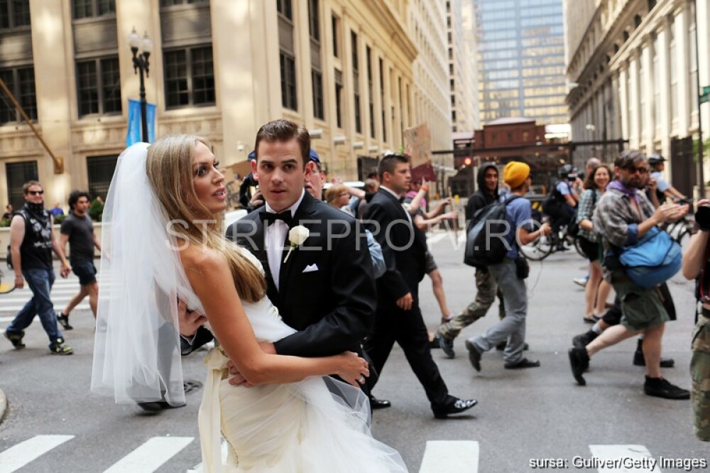 Fotografia unei mirese face inconjurul lumii. Protestele anti-NATO de la Chicago i-au stricat nunta - Imaginea 2