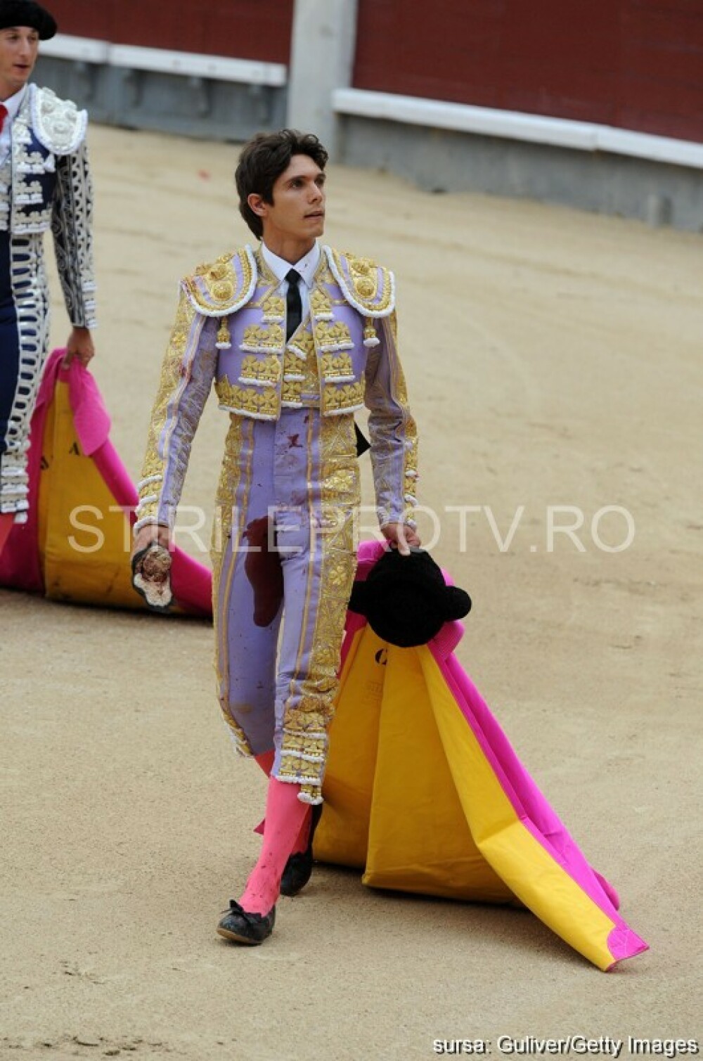 Imagini dramatice la o corida din Madrid. Un matador a scapat ca prin minune din coarnele taurului - Imaginea 4