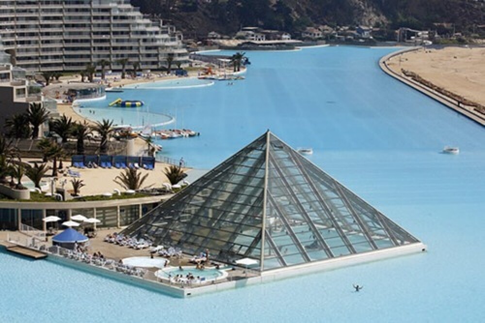 FOTO si VIDEO. Laguna de Cristal, cea mai mare piscina din lume, iti taie pur si simplu rasuflarea - Imaginea 5