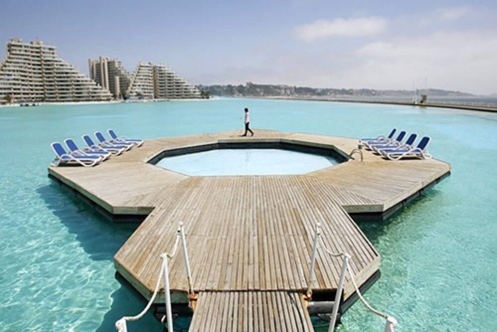 FOTO si VIDEO. Laguna de Cristal, cea mai mare piscina din lume, iti taie pur si simplu rasuflarea - Imaginea 1