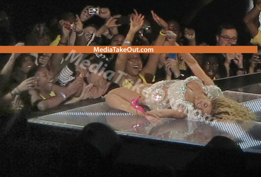 Fanii au fost dezgustati de imaginea afisata de cea mai frumoasa femeie in timpul unui concert. FOTO - Imaginea 1