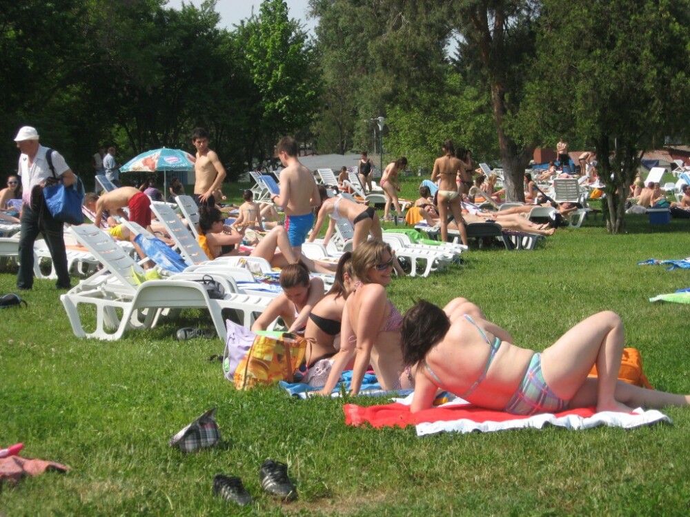 Mii de persoane au ales Strandul Neptun din Arad pentru a petrece 1 Mai. Intrarea a fost libera - Imaginea 1