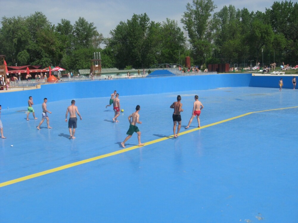 Mii de persoane au ales Strandul Neptun din Arad pentru a petrece 1 Mai. Intrarea a fost libera - Imaginea 4