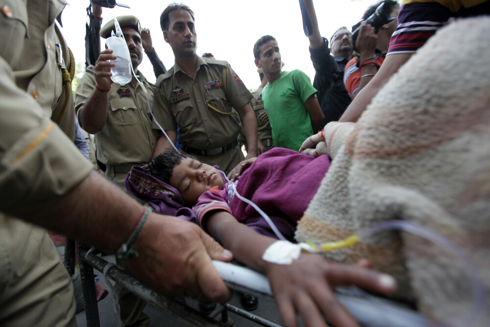 Cutremur in India: autoritatile anunta cel putin 2 morti si 70 de raniti. GALERIE FOTO - Imaginea 1