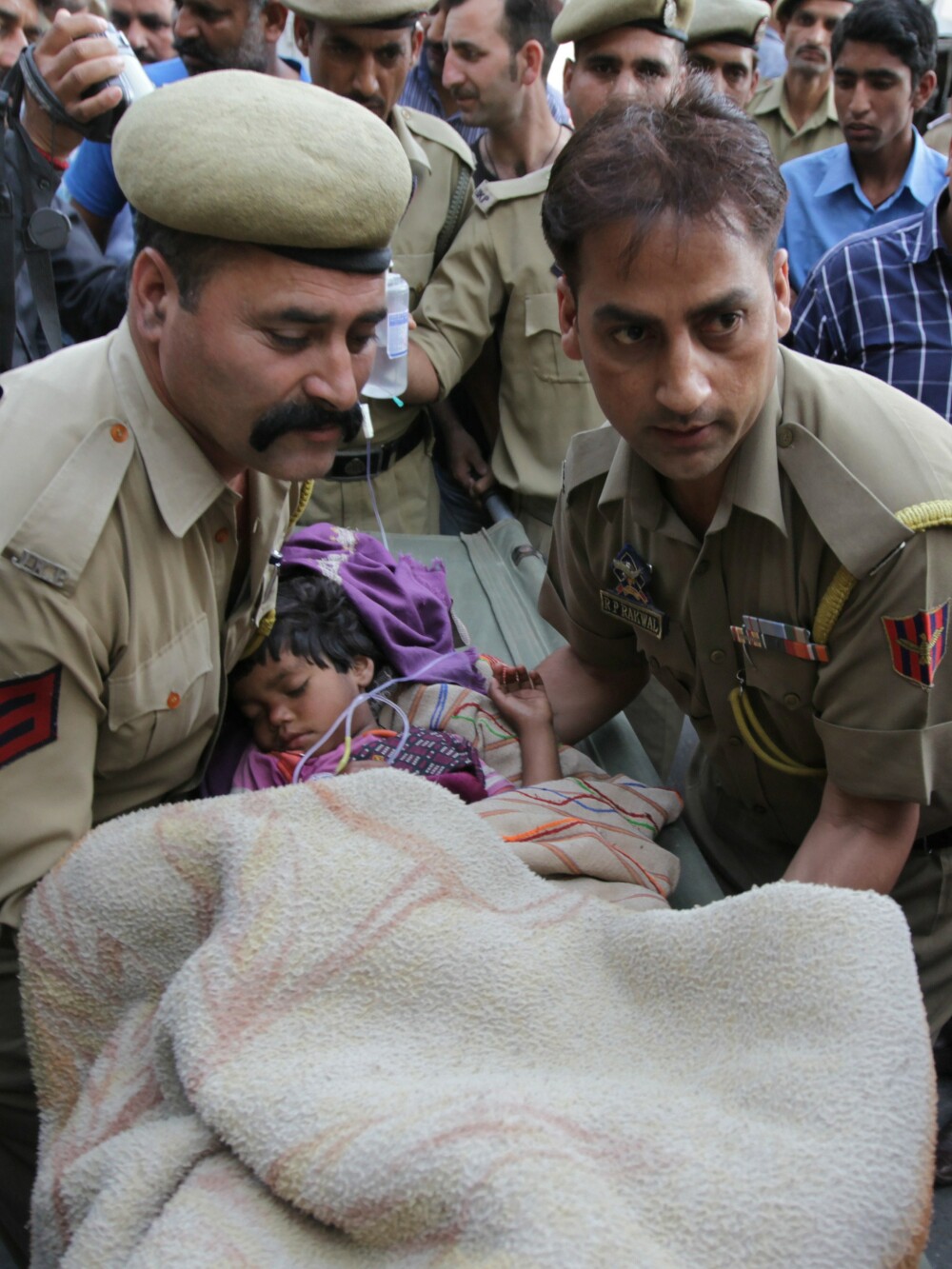 Cutremur in India: autoritatile anunta cel putin 2 morti si 70 de raniti. GALERIE FOTO - Imaginea 5