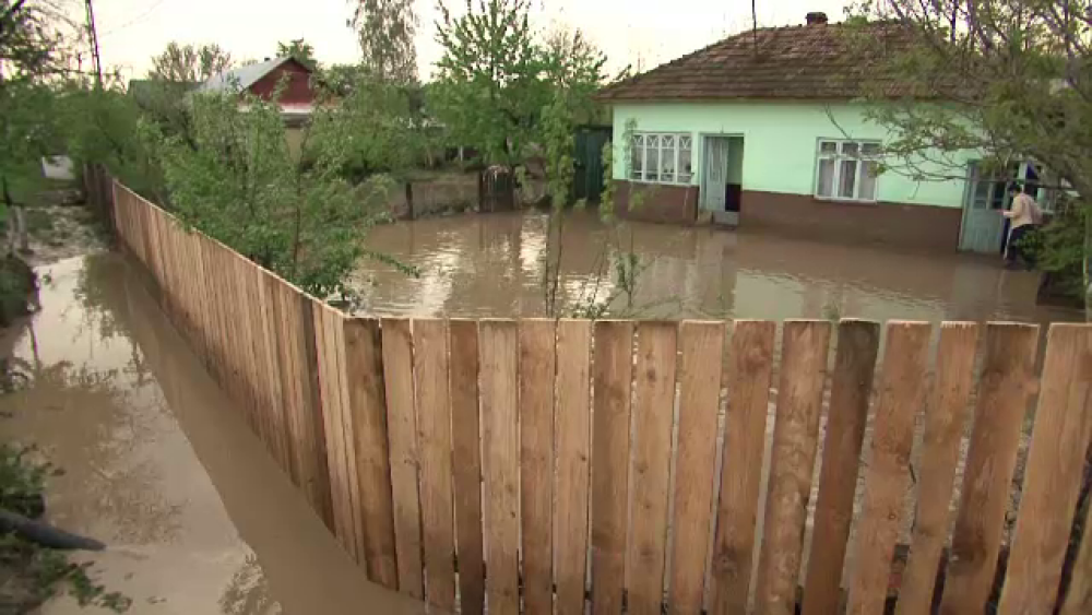 Efectele inundatiilor din Moldova. Peste 70 de case si 528 anexe sunt afectate - Imaginea 2