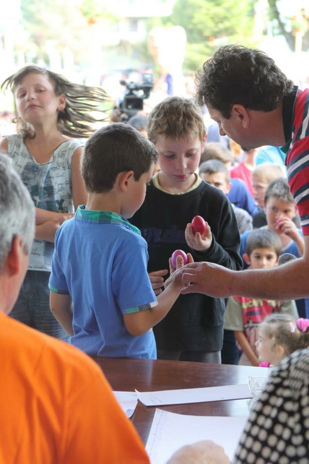 Peste 200 de persoane au participat la concursul de ciocnit oua, desfasurat la Sannicolau Mare. FOTO - Imaginea 1