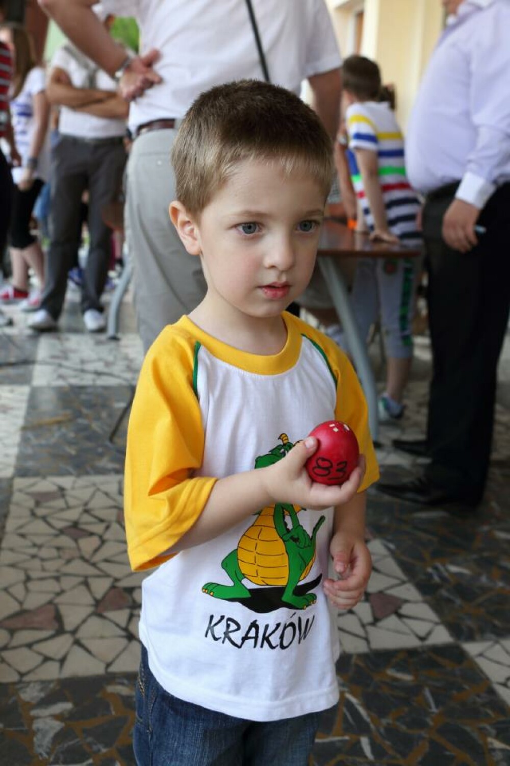 Peste 200 de persoane au participat la concursul de ciocnit oua, desfasurat la Sannicolau Mare. FOTO - Imaginea 2