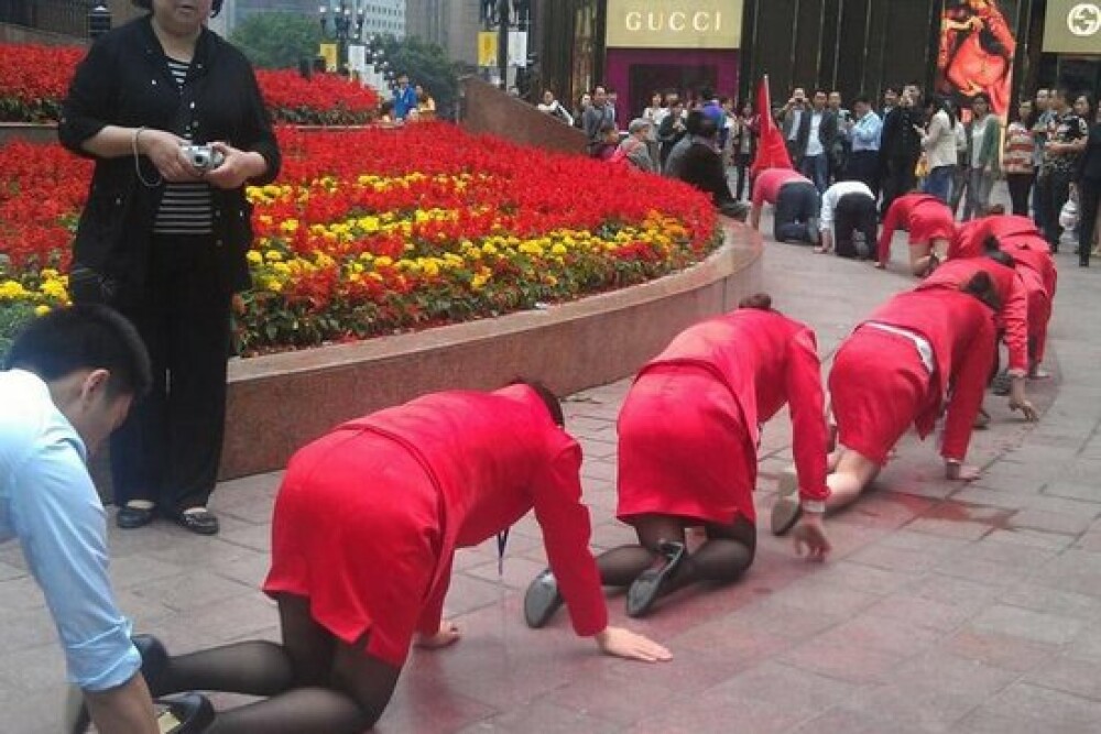 Angajatii unei firme din China, umiliti public in strada pentru a se obisnui cu stresul la munca - Imaginea 2