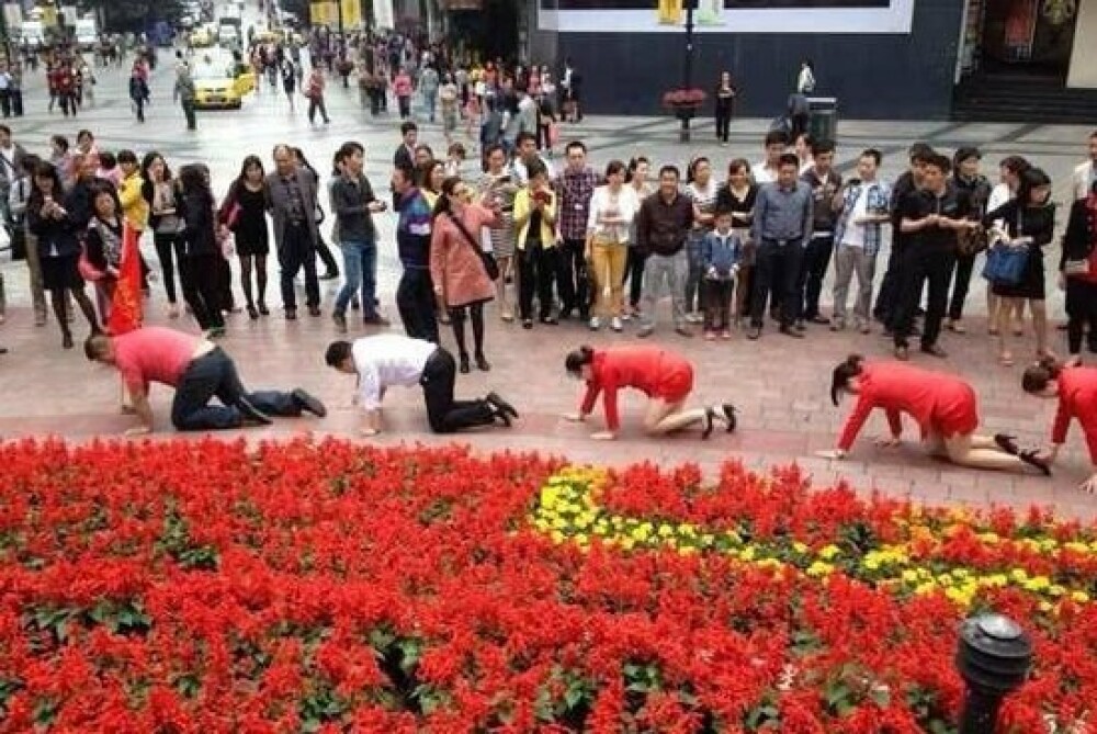 Angajatii unei firme din China, umiliti public in strada pentru a se obisnui cu stresul la munca - Imaginea 3