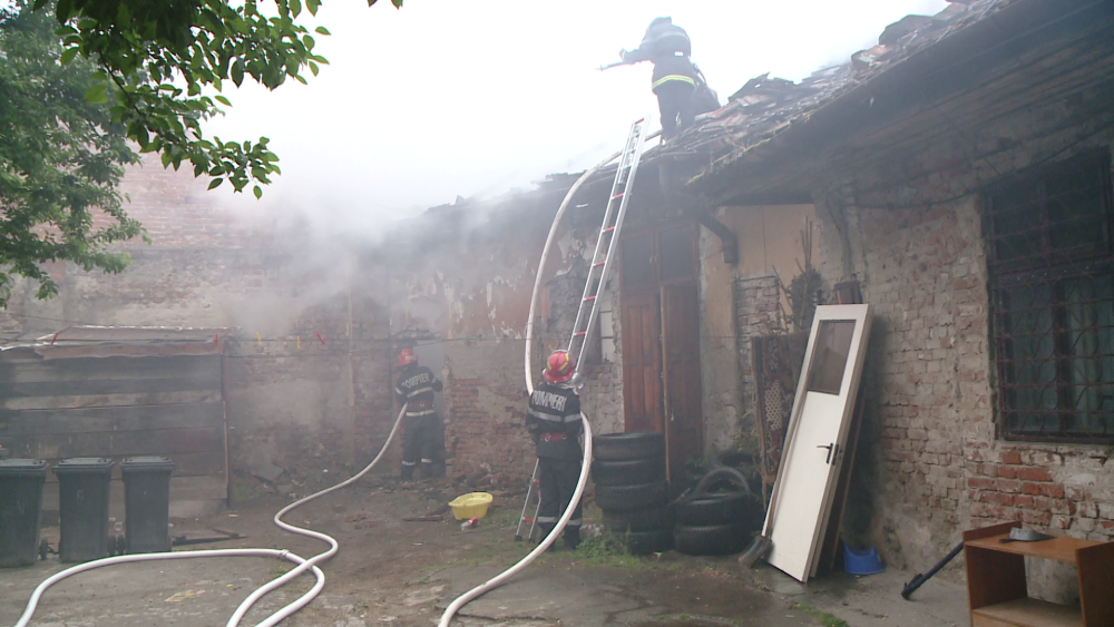O magazine plina cu lemne a fost mistuita de flacari, la Timisoara. De la ce a pornit incendiul - Imaginea 3