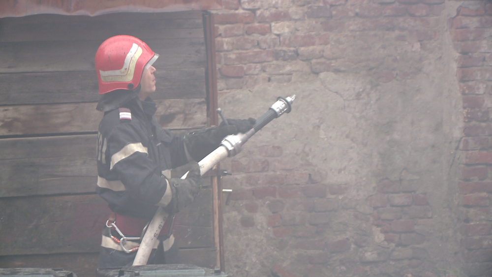 O magazine plina cu lemne a fost mistuita de flacari, la Timisoara. De la ce a pornit incendiul - Imaginea 4
