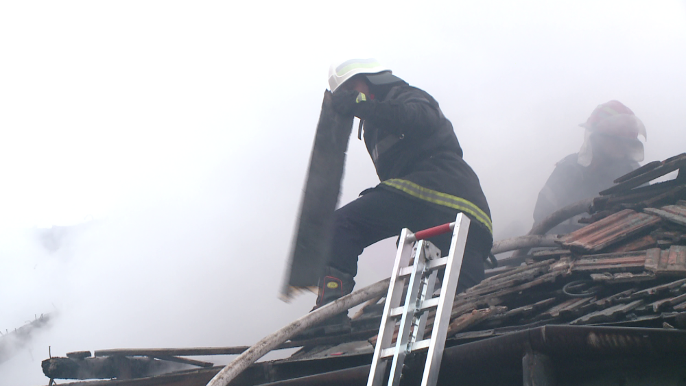 O magazine plina cu lemne a fost mistuita de flacari, la Timisoara. De la ce a pornit incendiul - Imaginea 5