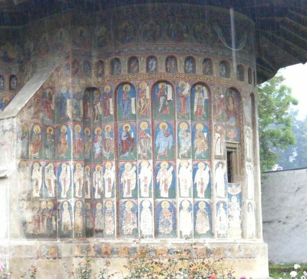 Frescele unice in lume ale manastirilor din Bucovina. Misterul culorilor imposibil de reprodus - Imaginea 8