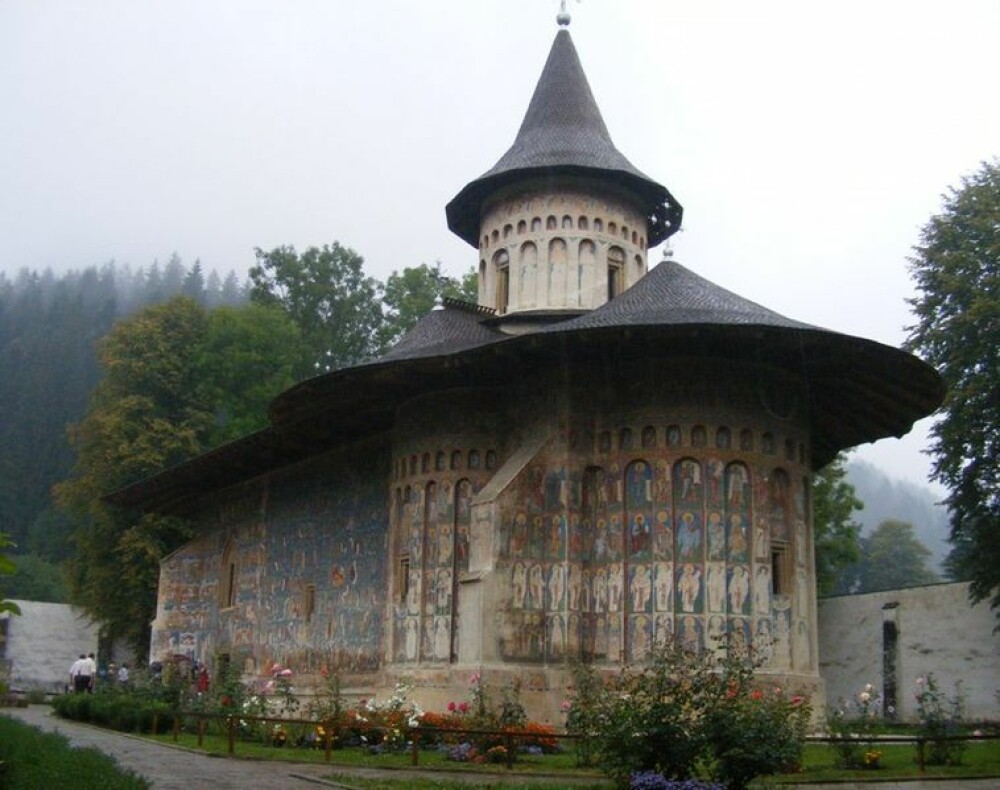Frescele unice in lume ale manastirilor din Bucovina. Misterul culorilor imposibil de reprodus - Imaginea 7
