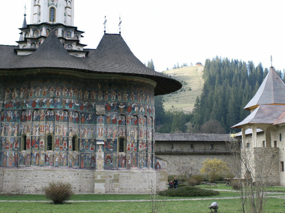 Frescele unice in lume ale manastirilor din Bucovina. Misterul culorilor imposibil de reprodus - Imaginea 6