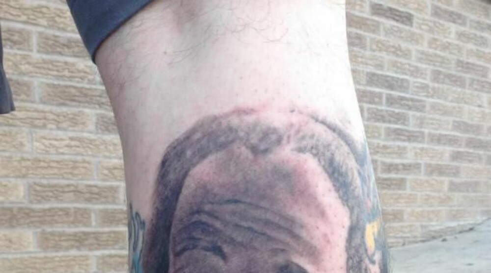 Ce tatuaj si-a facut un barbat pe picior. 