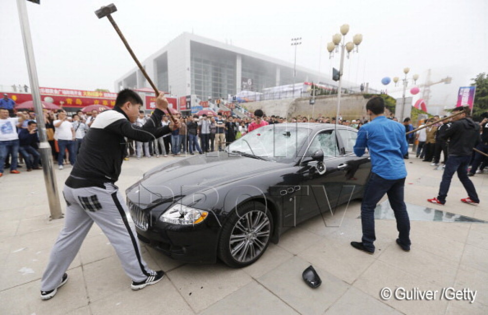 Maserati de jumatate de milion de dolari, distrus de proprietar la un show auto din China. VIDEO - Imaginea 1