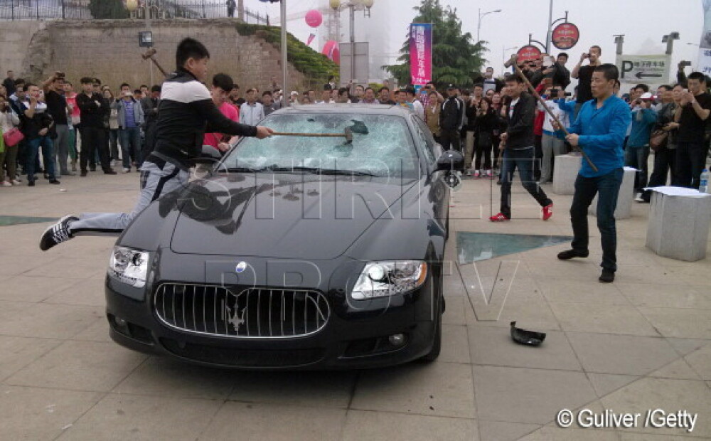 Maserati de jumatate de milion de dolari, distrus de proprietar la un show auto din China. VIDEO - Imaginea 3