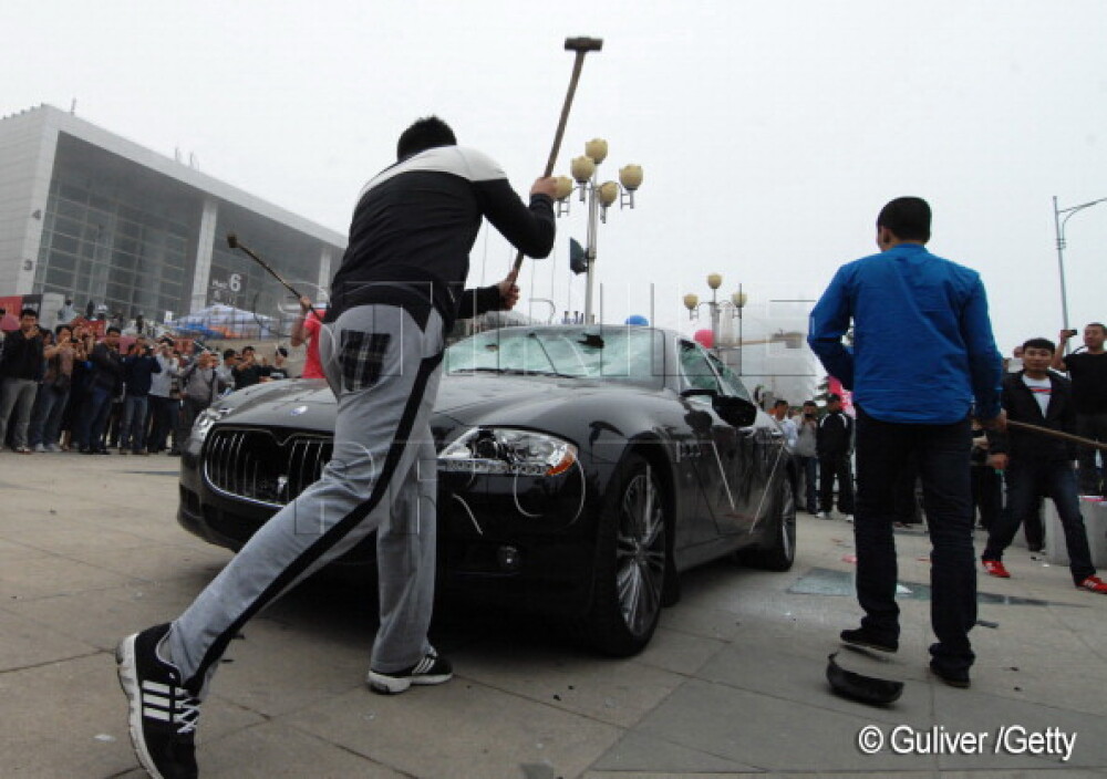 Maserati de jumatate de milion de dolari, distrus de proprietar la un show auto din China. VIDEO - Imaginea 4