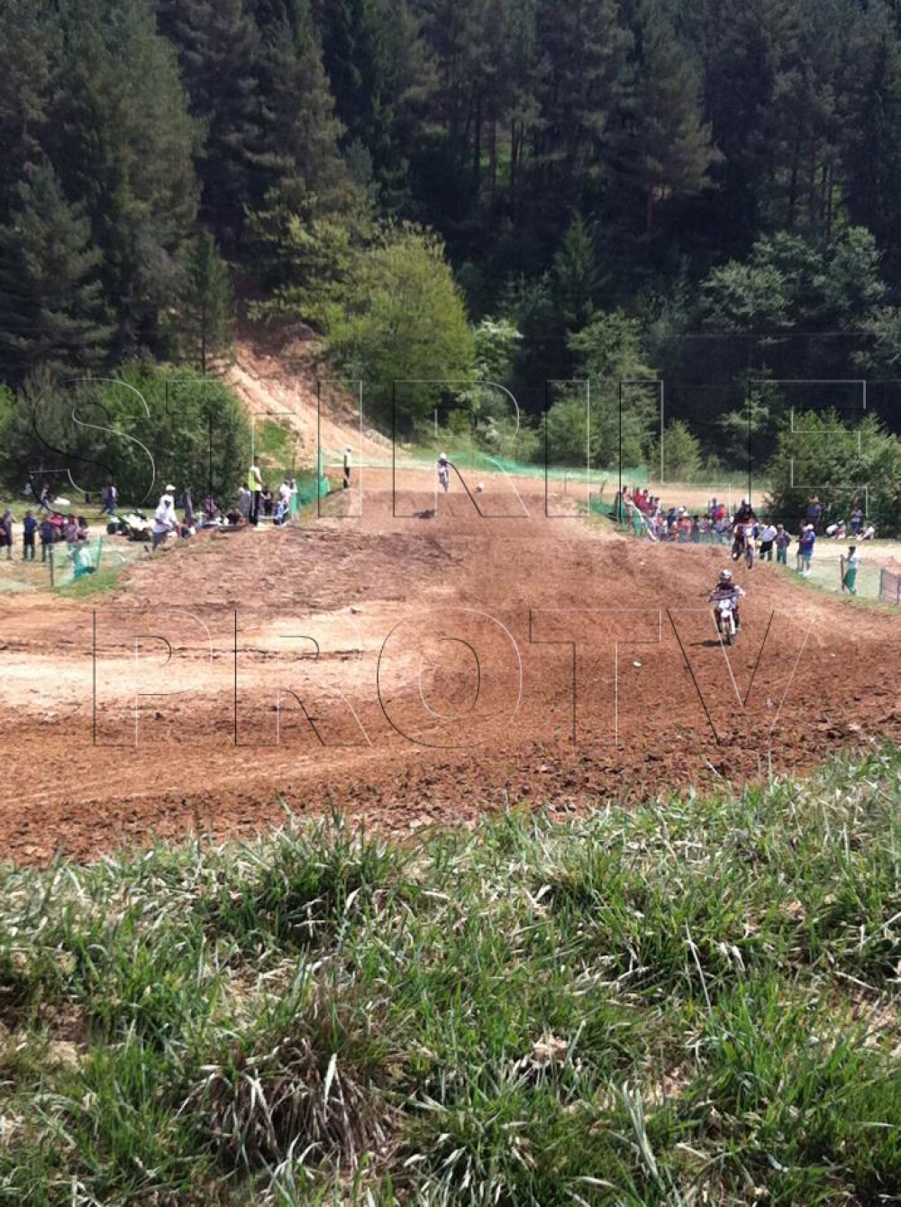 Tragedie la Campionatul de Motocross de la Zarnesti.Un bulgar de 22 de ani a murit aproape de finish - Imaginea 4