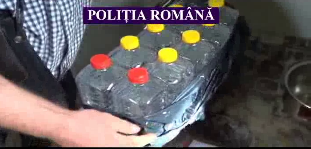 Peste 100 de litri de alcool descoperiti in casa unei femei din Arad au fost confiscati de politisti - Imaginea 1