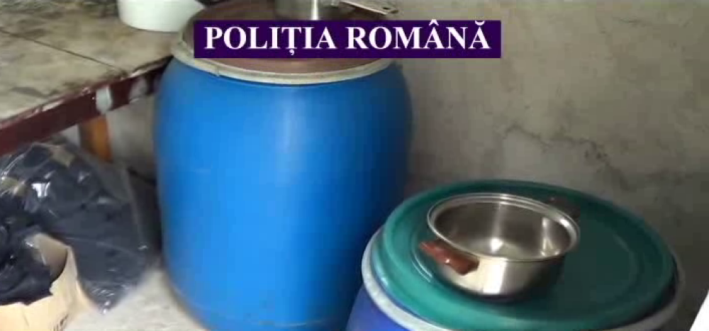 Peste 100 de litri de alcool descoperiti in casa unei femei din Arad au fost confiscati de politisti - Imaginea 2