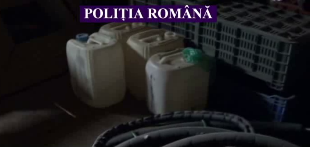 Peste 100 de litri de alcool descoperiti in casa unei femei din Arad au fost confiscati de politisti - Imaginea 5