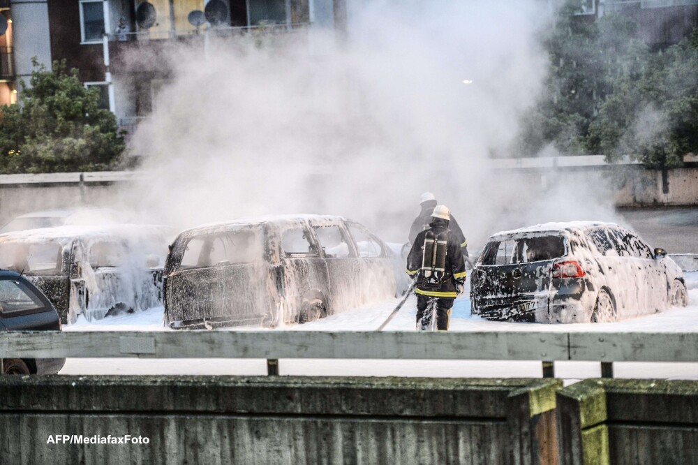 Stockholm, sub imperiul violentei. Sute de tineri imigranti incendiaza masini si se bat cu politia - Imaginea 1