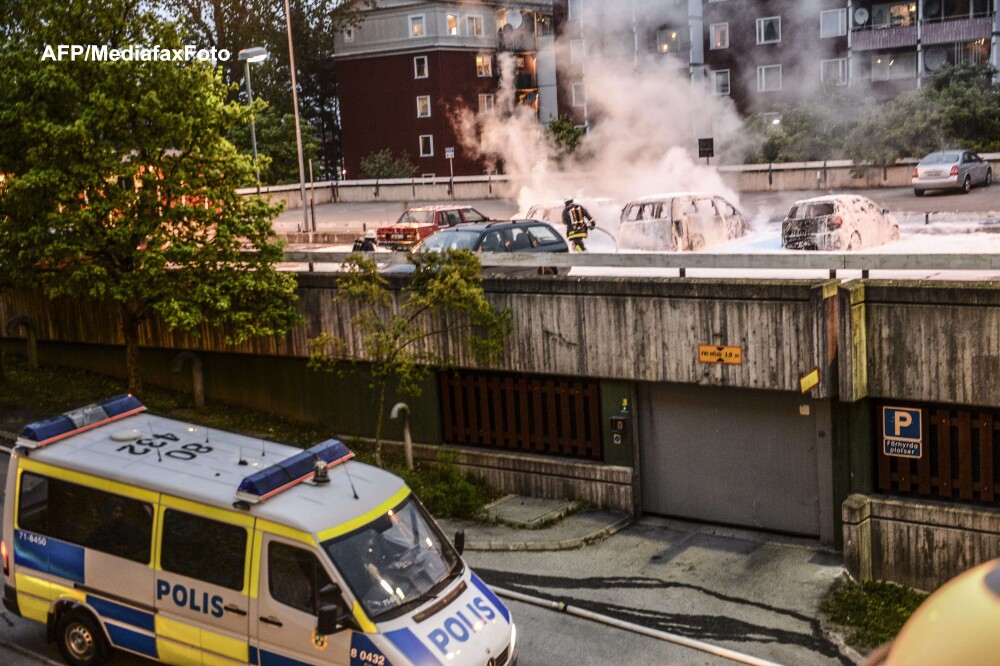 Stockholm, sub imperiul violentei. Sute de tineri imigranti incendiaza masini si se bat cu politia - Imaginea 2