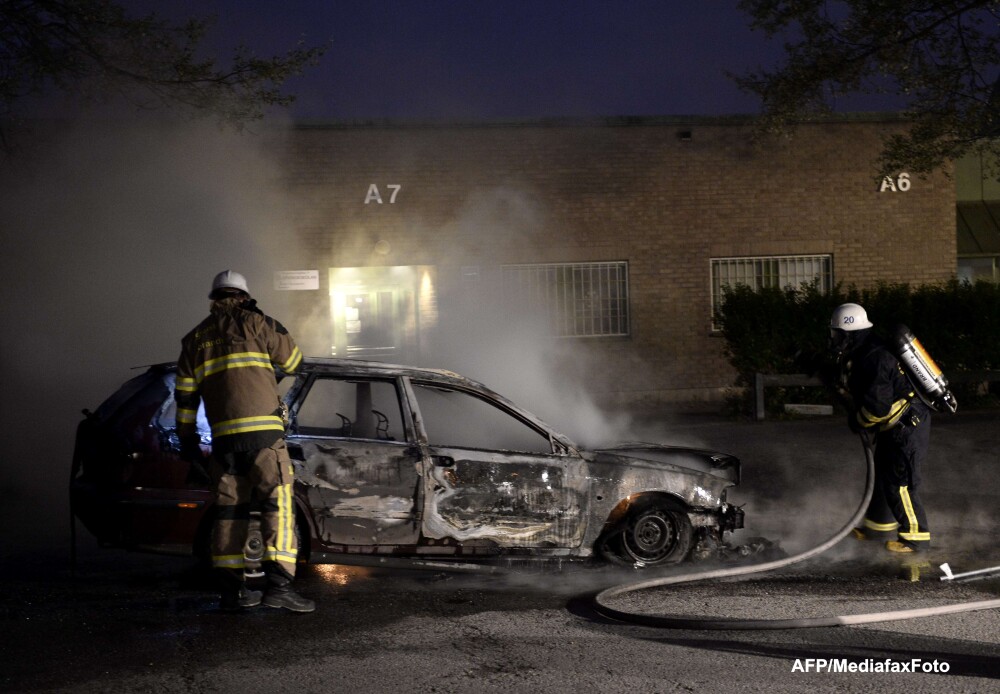 Stockholm, sub imperiul violentei. Sute de tineri imigranti incendiaza masini si se bat cu politia - Imaginea 3