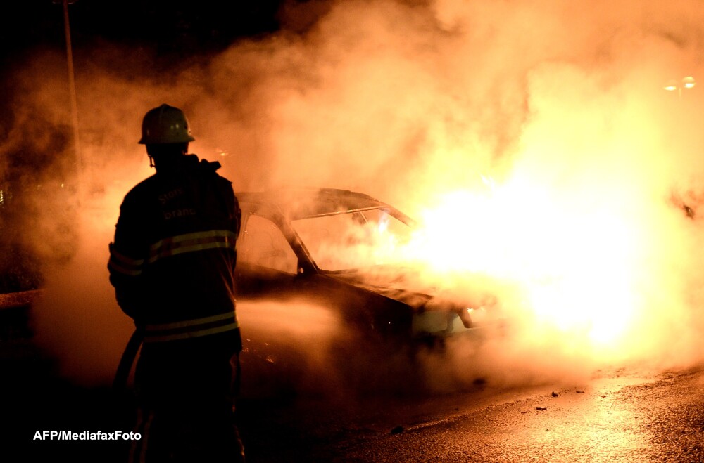 Stockholm, sub imperiul violentei. Sute de tineri imigranti incendiaza masini si se bat cu politia - Imaginea 5