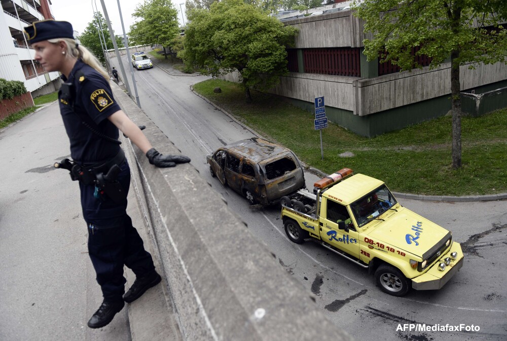 Stockholm, sub imperiul violentei. Sute de tineri imigranti incendiaza masini si se bat cu politia - Imaginea 6