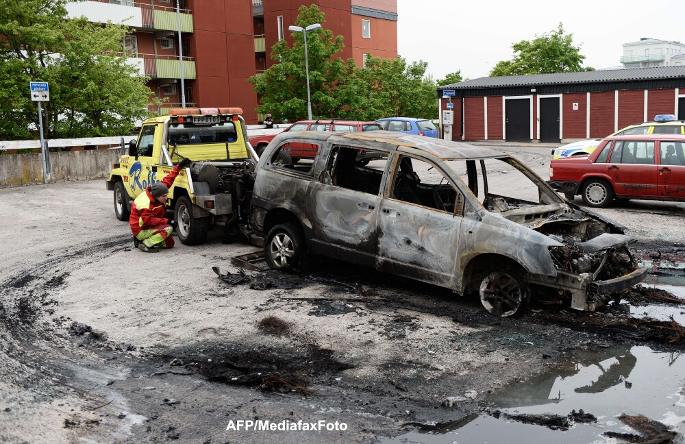 Stockholm, sub imperiul violentei. Sute de tineri imigranti incendiaza masini si se bat cu politia - Imaginea 7