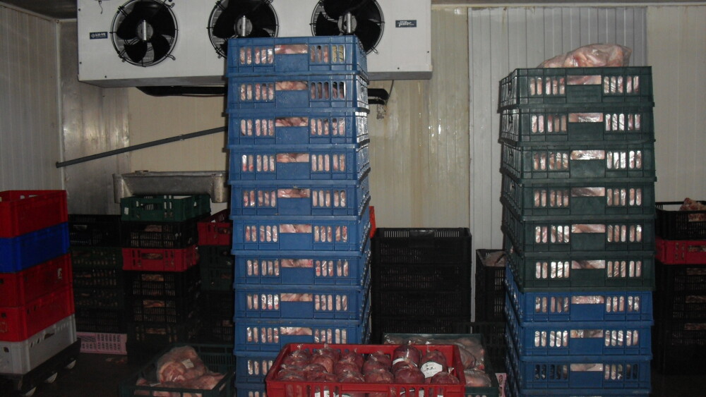 80 de kilograme de carne au fost confiscate de politisti in urma unor controale la 16 firme - Imaginea 1