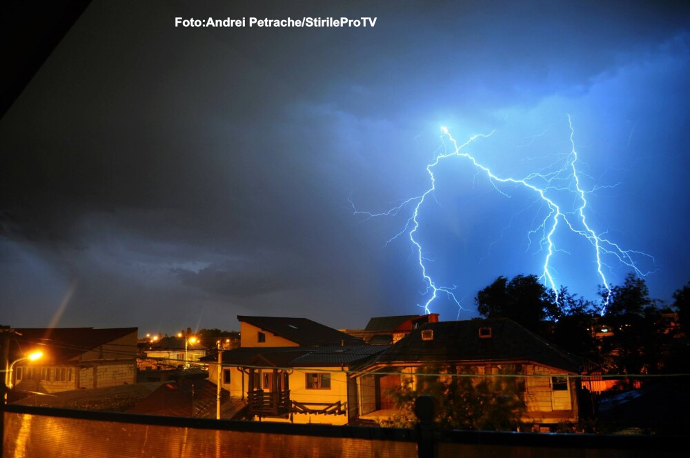 Urmele lasate de furtuna de miercuri noapte din Bucuresti. Prognoza meteo pe urmatoarele 24 de ore - Imaginea 6
