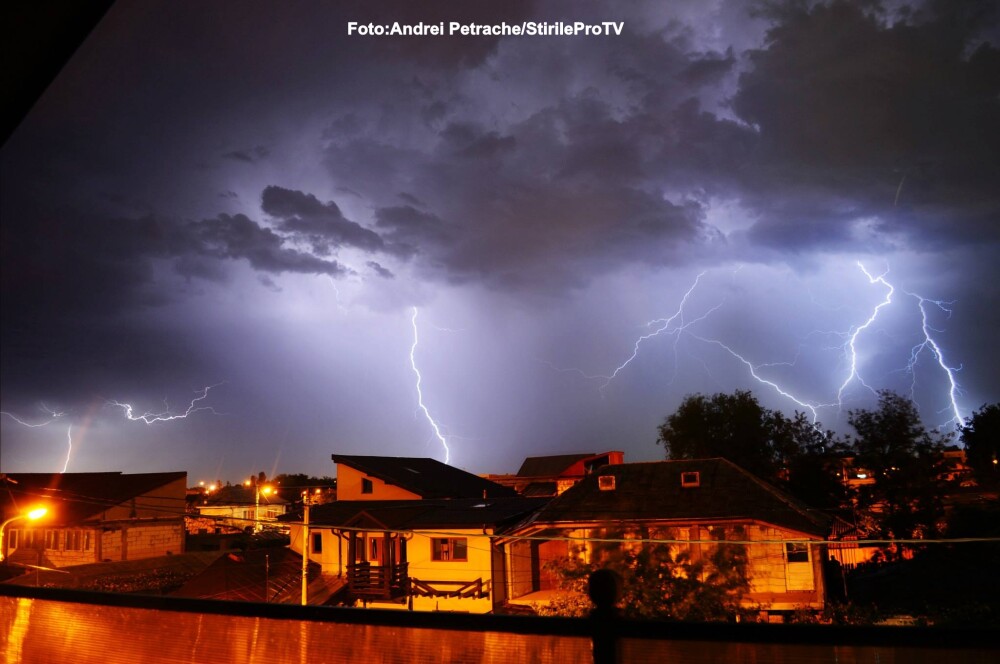 Urmele lasate de furtuna de miercuri noapte din Bucuresti. Prognoza meteo pe urmatoarele 24 de ore - Imaginea 1