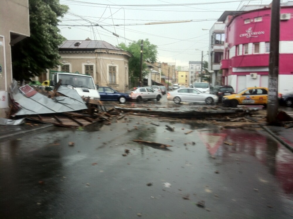 Bilantul celei mai puternice furtuni din ultimii 5 ani, in Bucuresti: o femeie a murit. VIDEO - Imaginea 10
