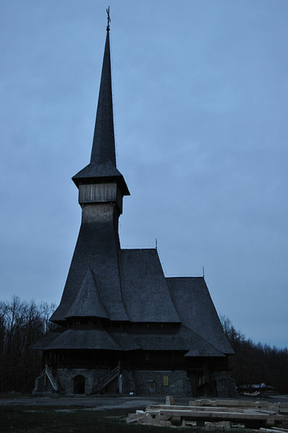 Galerie FOTO. Cea mai inalta biserica de lemn din lume. Manastirea Peri din Maramures - Imaginea 6