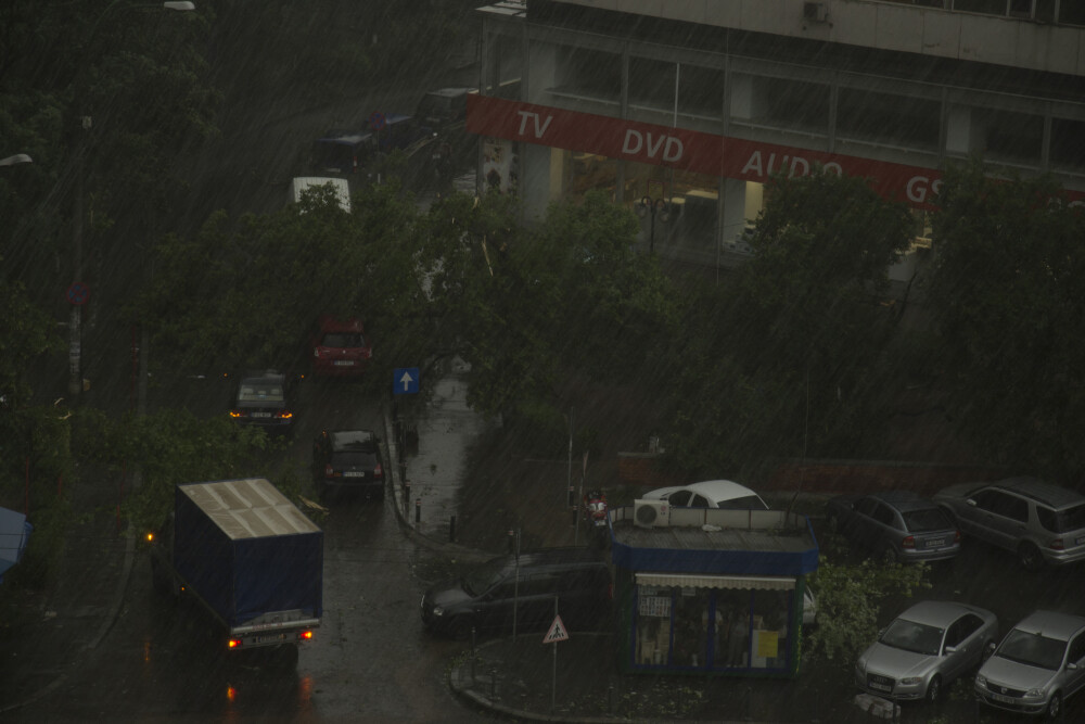 Bilantul celei mai puternice furtuni din ultimii 5 ani, in Bucuresti: o femeie a murit. VIDEO - Imaginea 15