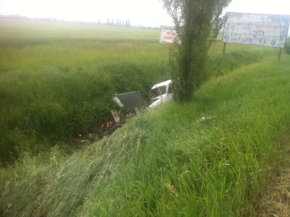 Accident la iesirea din Timisoara. Doua masini au ajuns in santul de la marginea drumului - Imaginea 1