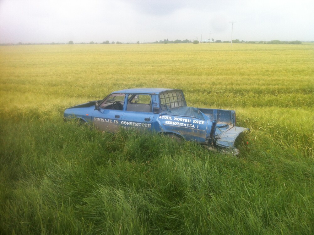 Accident la iesirea din Timisoara. Doua masini au ajuns in santul de la marginea drumului - Imaginea 3