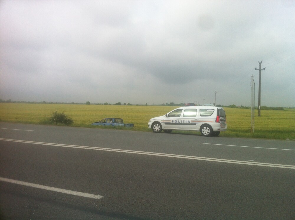 Accident la iesirea din Timisoara. Doua masini au ajuns in santul de la marginea drumului - Imaginea 4