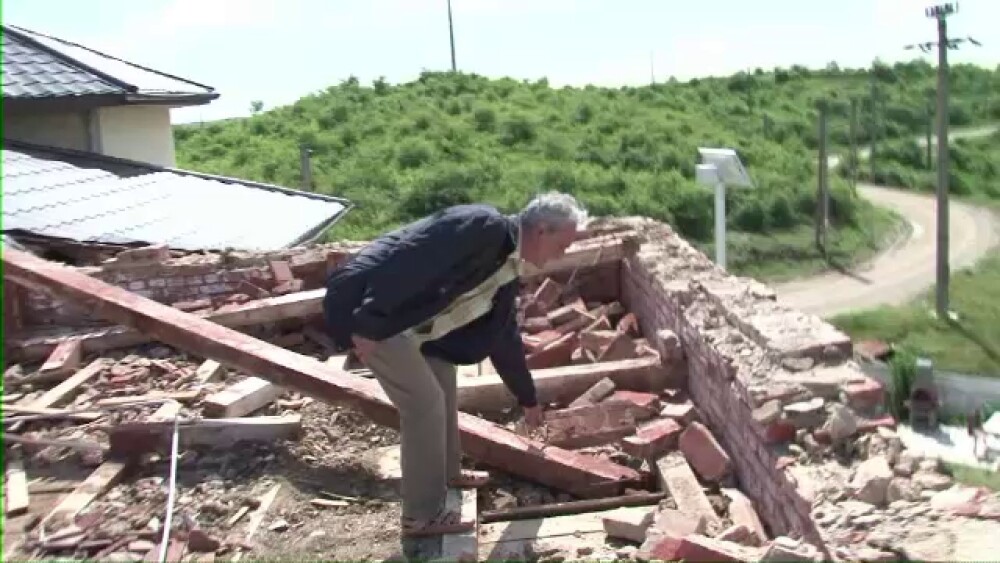 Dezastrul lasat de vijeliile extreme din Romania. Acoperisuri de spitale, distruse,un tren a deraiat - Imaginea 2
