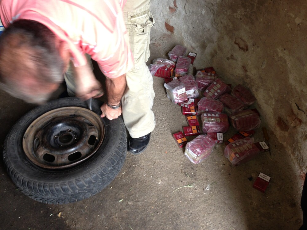 Politistii de frontiera au gasit 500 de pachete de tigari de contrabanda in rotile unei masini. FOTO - Imaginea 2