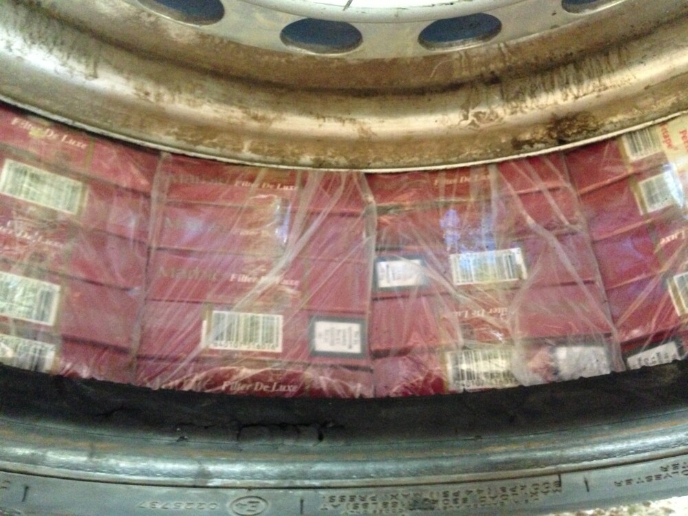 Politistii de frontiera au gasit 500 de pachete de tigari de contrabanda in rotile unei masini. FOTO - Imaginea 3