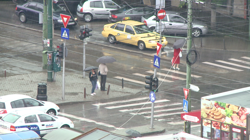 COD PORTOCALIU de ploi torentiale, grindina si vijelii in Timis. Ce spun meteorologii - Imaginea 1