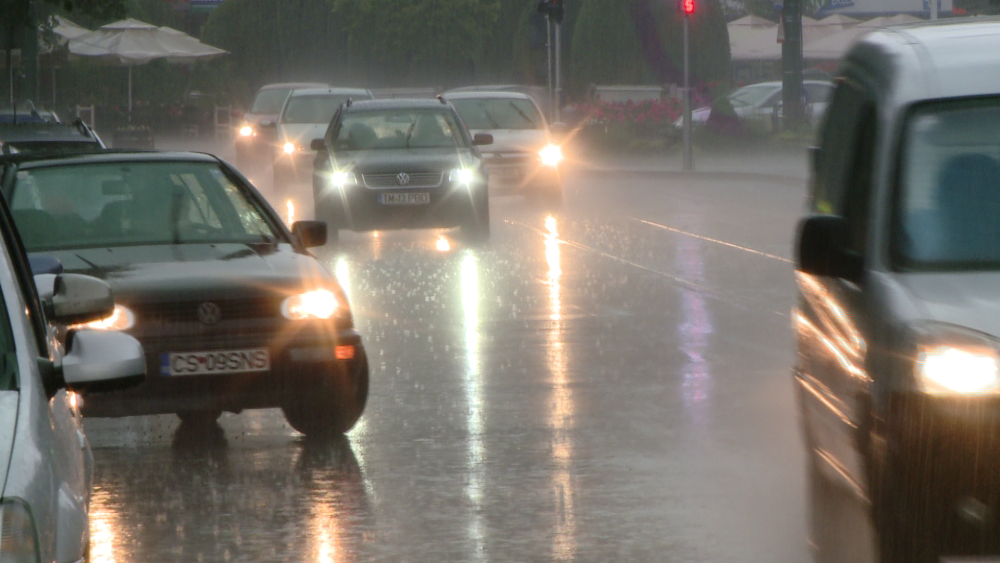 COD PORTOCALIU de ploi torentiale, grindina si vijelii in Timis. Ce spun meteorologii - Imaginea 3