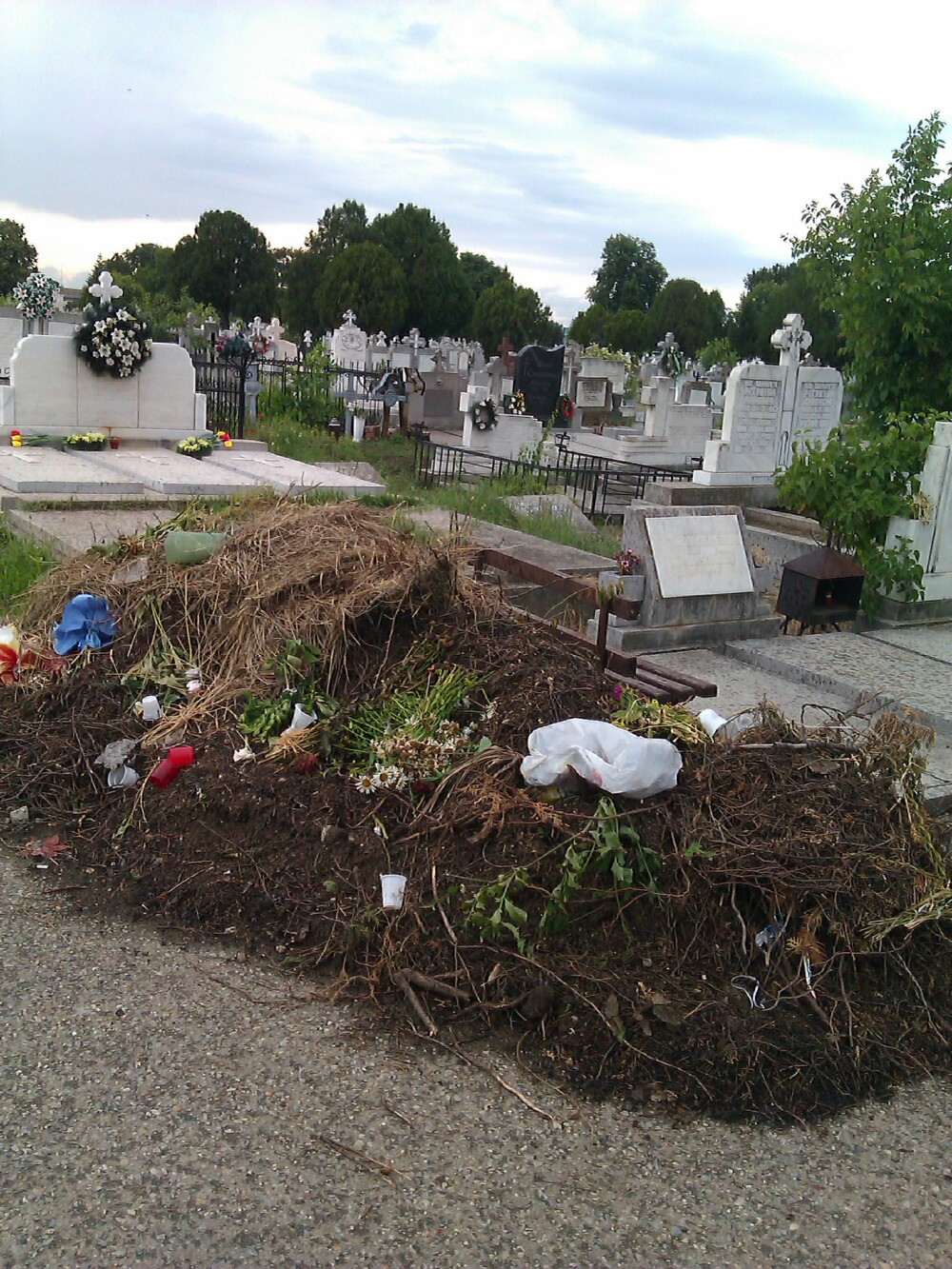 Somnul de veci printre gunoaie. Cimitirele aradene seamana tot mai mult cu rampele de gunoi - Imaginea 1